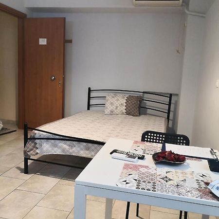 House In The Center Of Piraeus Next To The Port And The Metro!! Hotel Buitenkant foto