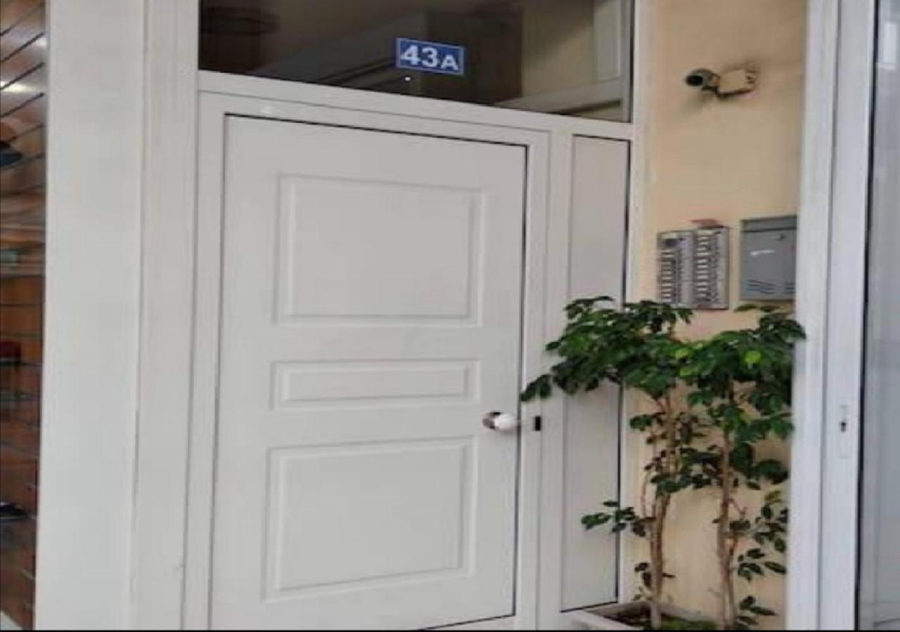 House In The Center Of Piraeus Next To The Port And The Metro!! Hotel Buitenkant foto