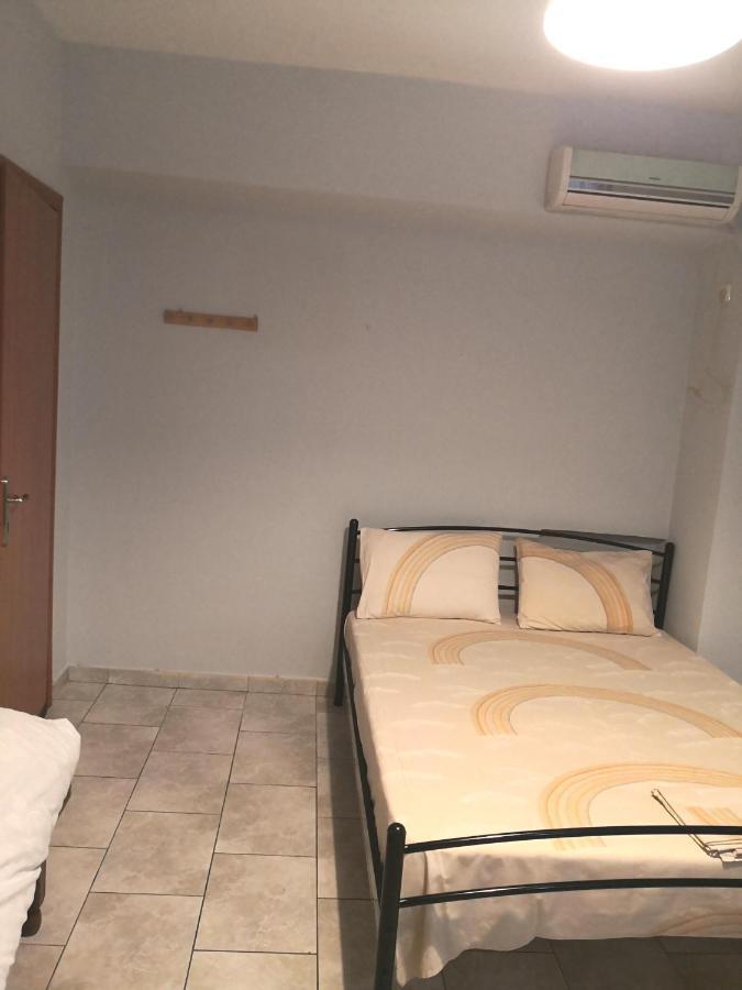 House In The Center Of Piraeus Next To The Port And The Metro!! Hotel Buitenkant foto